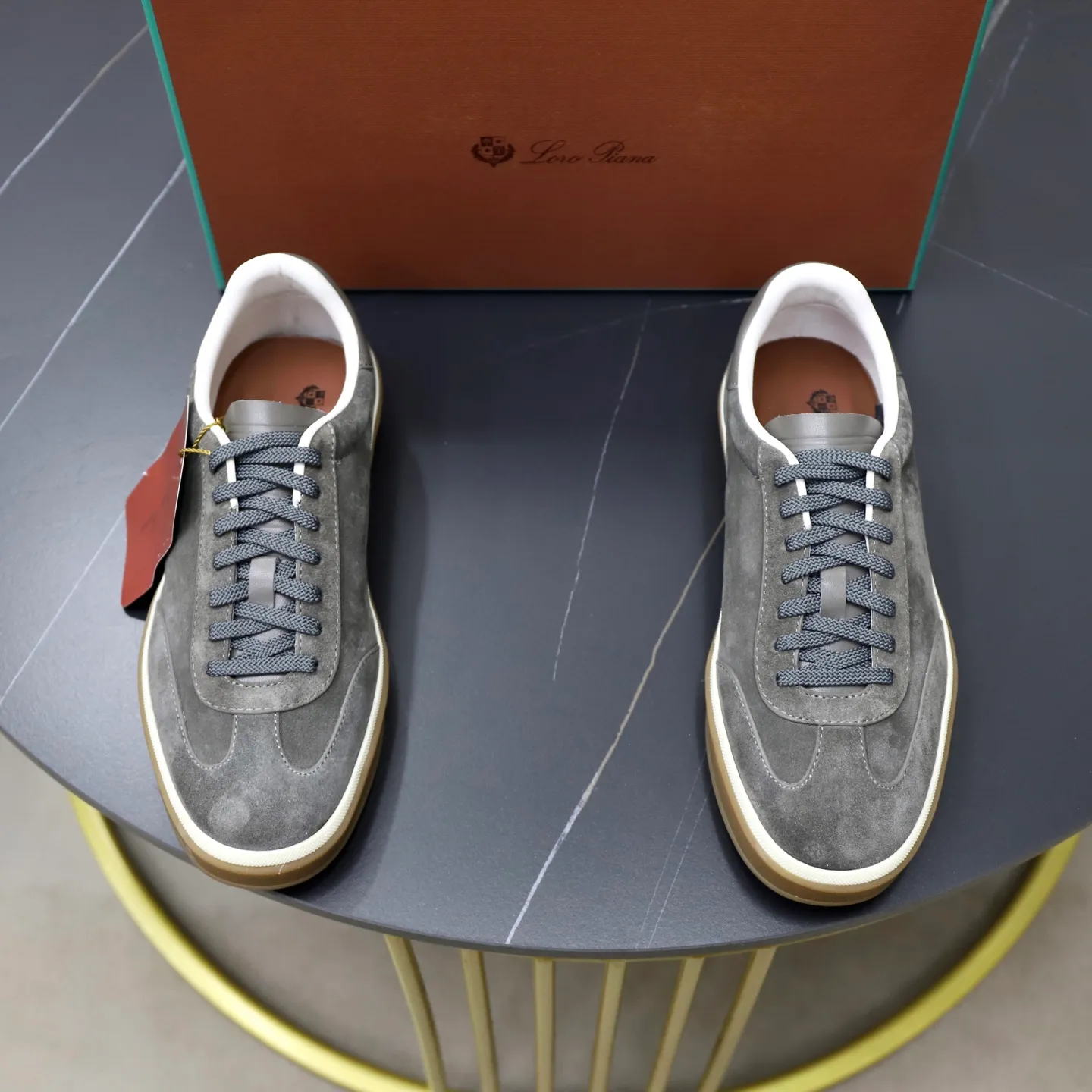 Ex-factory price: 560💰Loro Riana men’s moral training sneakers! Made from high-quality materials and designed in a low-cut silhouette, it offers an elegant and stylish look that's suitable for year-round wear. The unique double-layer sole aesthetic design, caramel cup-shaped outsole is decorated with off-white rubber trim, creating an attractive color combination. Pair with tailored pieces or jeans for a sophisticated yet casual look. The heel is decorated with soft cow leather tongue with Kummel color inserts and cotton laces with embossed LP logo. Upper: cow split suede. Lining: original thickened soft sheepskin. Size: 38-39-40-41-42-43-44 (customized in 45.46)